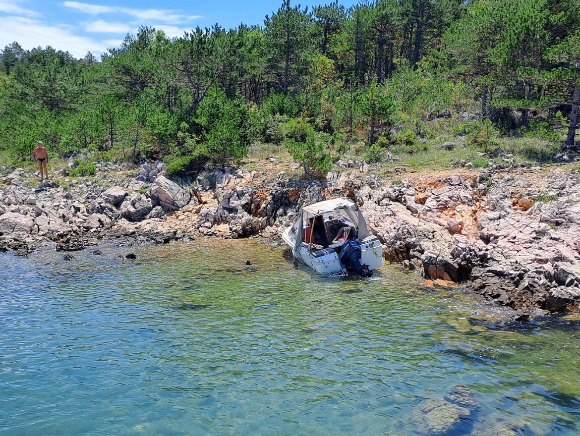 Austrijski bračni par se nasukao na stijene otoka Krka