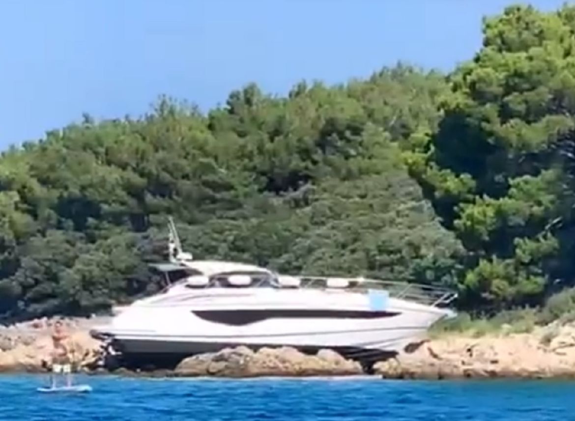Jahta se cijelom duljinom nasukala na obalu Krka