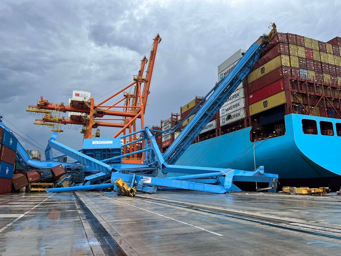 Nakon očevida uklonit će se srušena dizalica s lučkog terminala u Rijeci: "Radnici su povučeni iz sigurnosnih razloga"