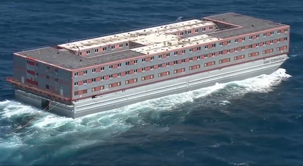 VIDEO: Prvi migranti useljavaju na kontroverznu teglenicu: "Cilj je tražiteljima azila smanjiti korištenje hotela"