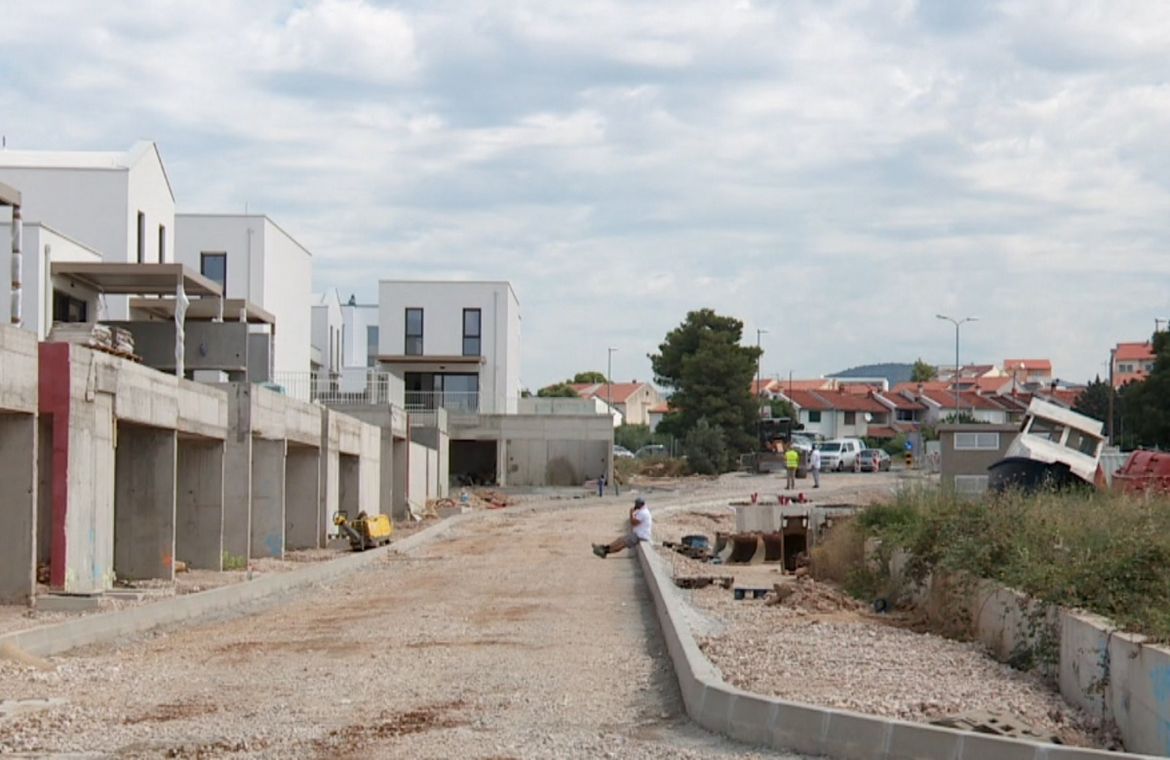 Na plaži Rezalište u šibenskoj Brodarici stvaraju se prometni čepovi