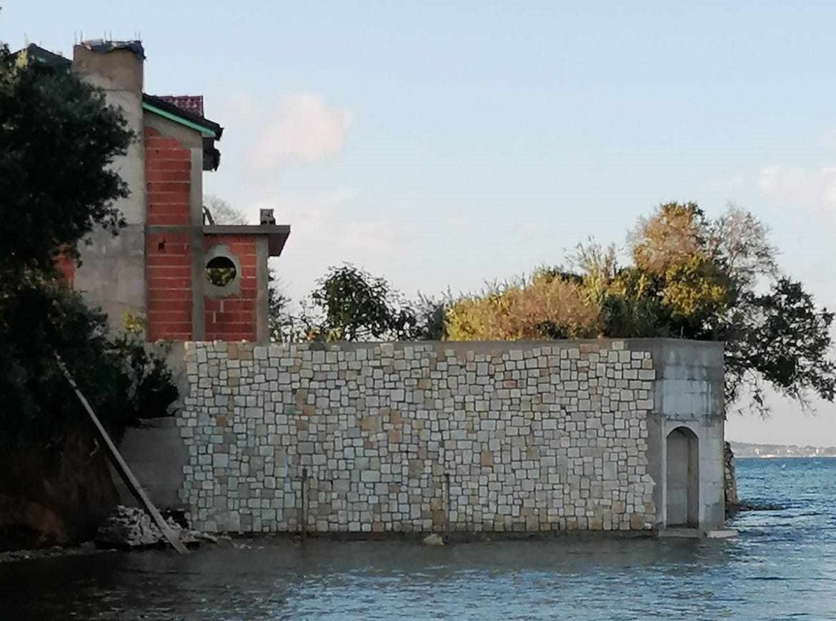Francuzi u Tkonu izgradili kuću i dvorište u moru
