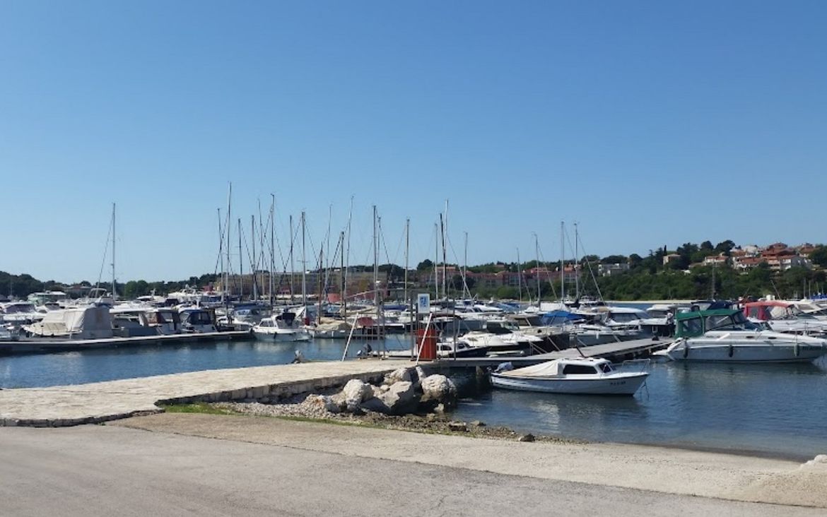 Kod Pule Nijemcu ukradena brodica s dva vanbrodska motora, a Slovencu prikolica s čamcem!