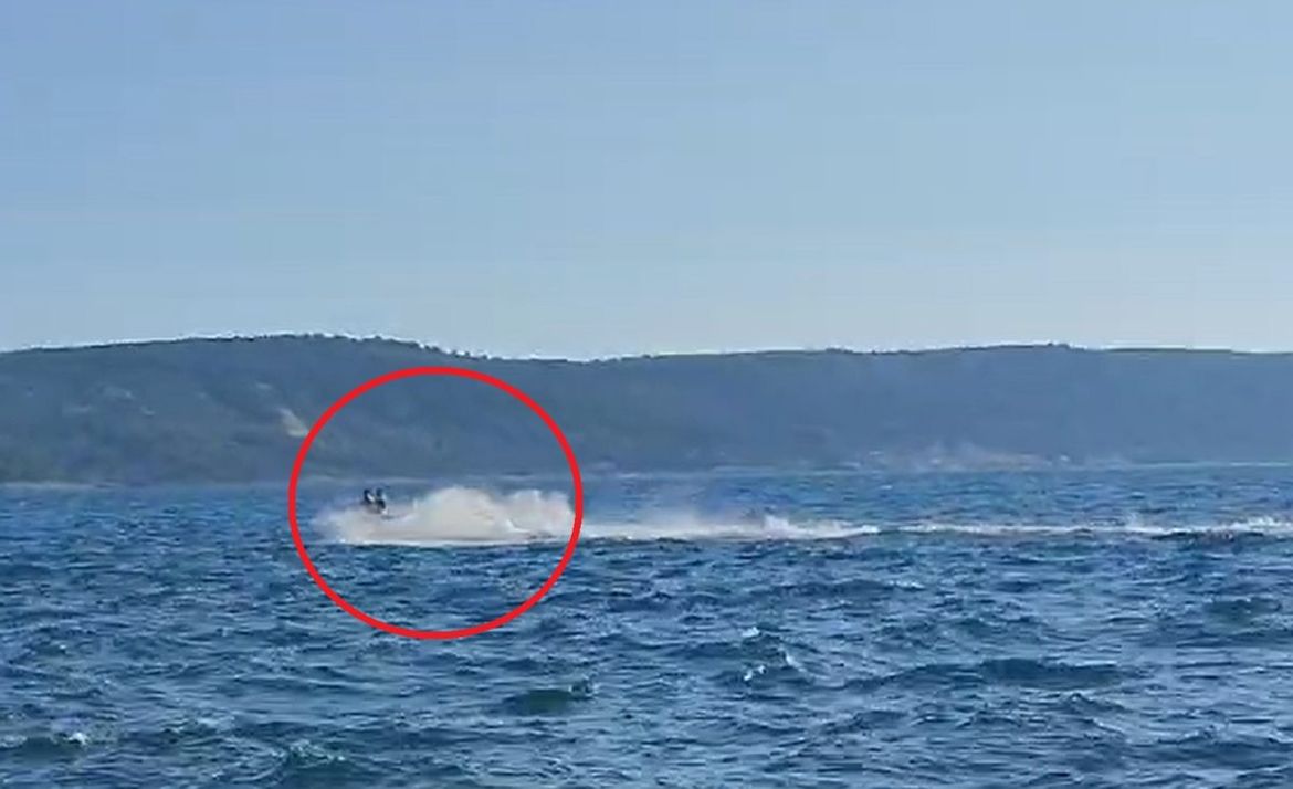 VIDEO: METAR OD OBALE Pogledajte divljaka koji glisira jet-skijem uz samu splitsku plažu