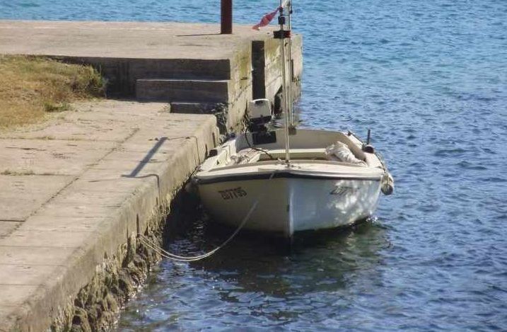 Pronađen ukradeni kaić u Zadru: "Drugima ukrali i vesla pa se provozali i ostavili da ga jugo razbije o mul"