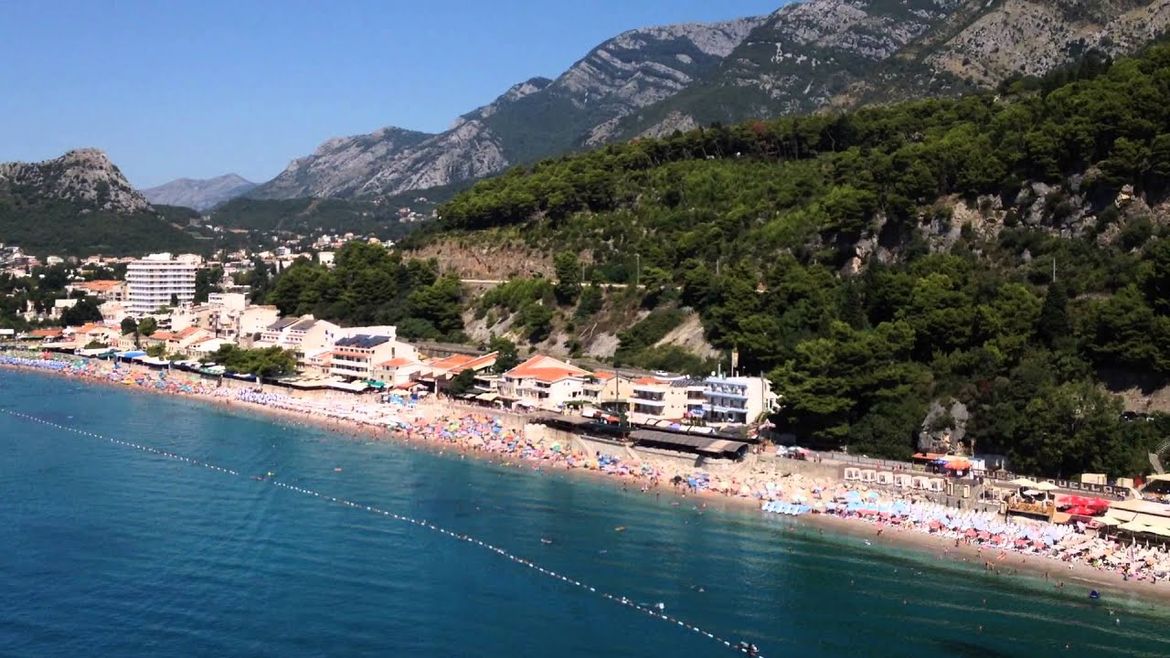 Na jadranskoj plaži samo par metara od kupača – deponij