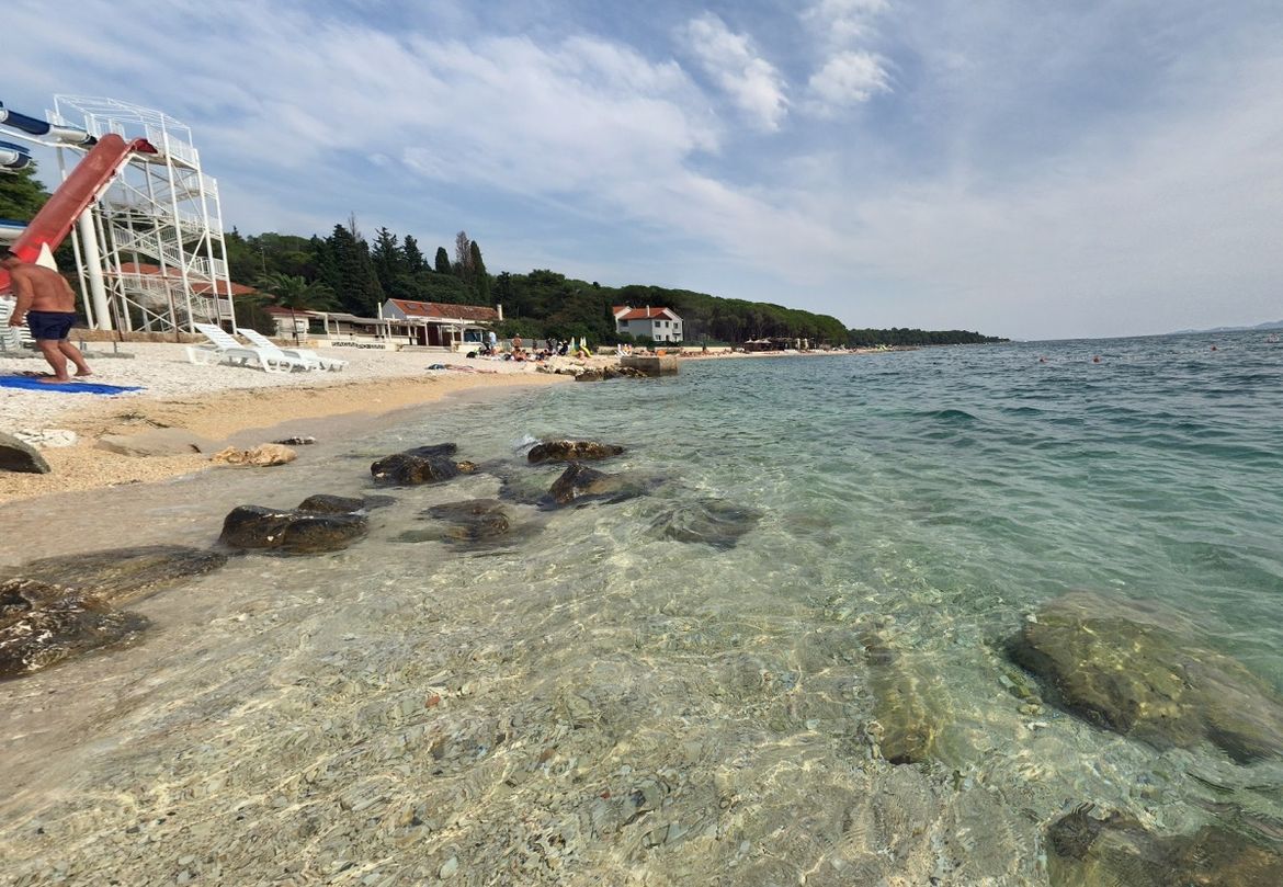 Žena preminula na plaži Dražice u Biogradu, policija srčane bolesnike poziva na oprez!