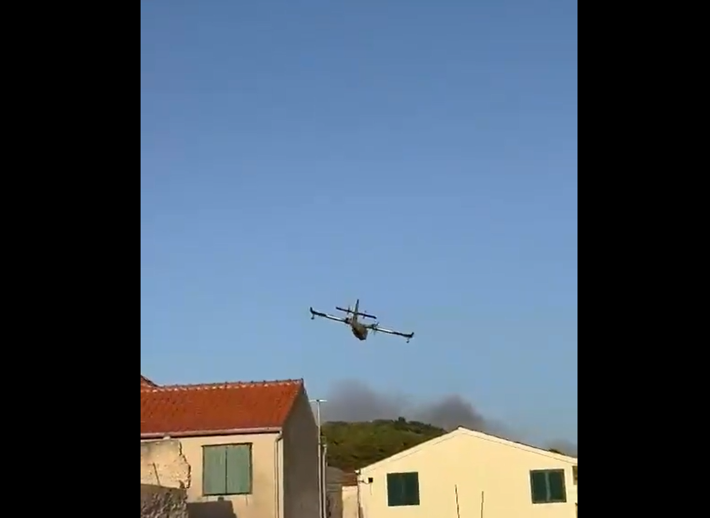 VIDEO Gori borova šuma na otoku Prviću - Vatra blizu kuća