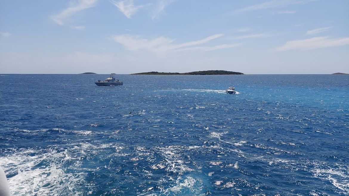 Trojica mladića u Primoštenu skakali s obale u velike valove - Jedan nije izronio!