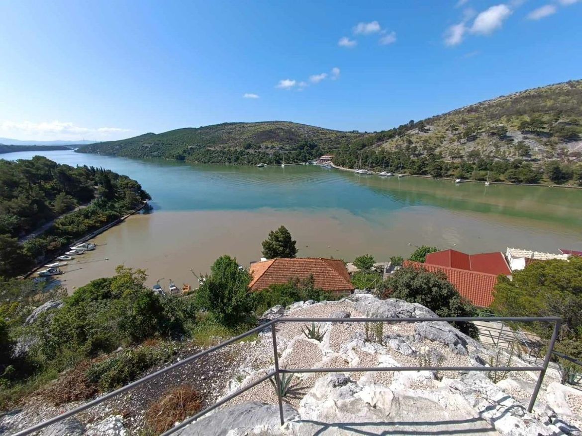 Ronilac pojasnio zašto je uvala u Zatonu promijenila boju: "To su posljedice katastrofalnog požara!"