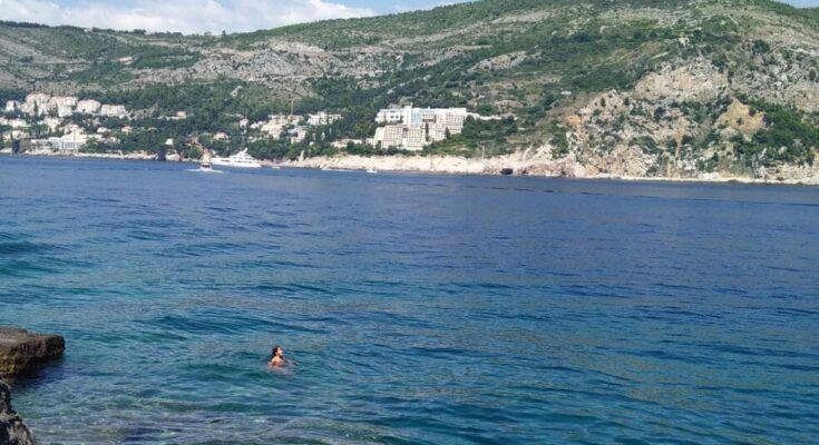 Jedanaestogodišnja Elena uz tatu preplivala rutu oko Lokruma dugu nešto više od 5 kilometara