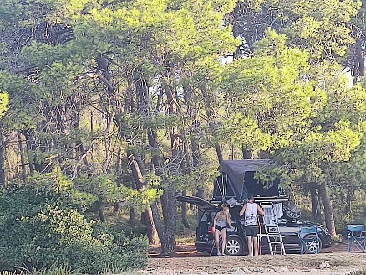 Ilegalni kamperi kod Zadra: "Parkiraju do mora, nuždu obavljaju po šumi"