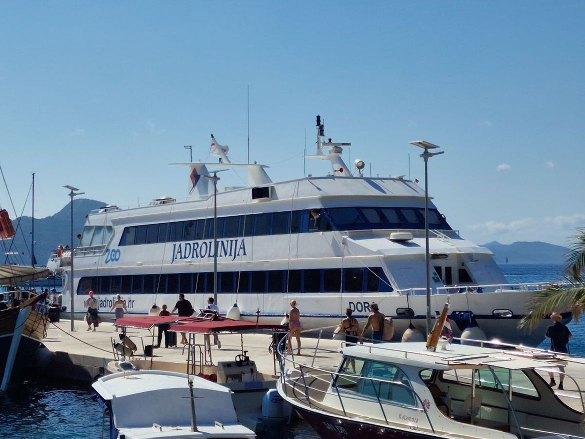 Stanovnik Koločepa ljut na Jadroliniju: "Jutros su ostavili osobu s invaliditetom na rivi jer se nije mogla gurati, pa joj rekli da su puni"