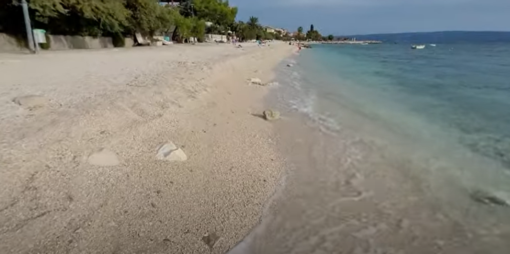 Raskalašeni turisti goli skakali po trampolinu za djecu u Podstrani