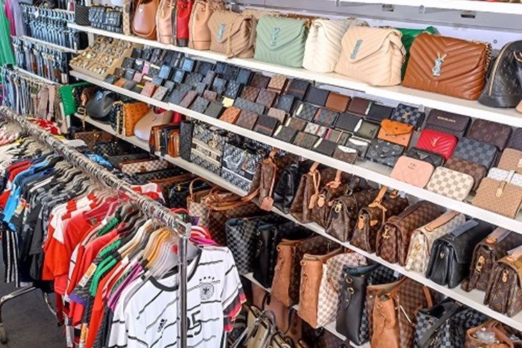 Trgovac 'lažnjacima' pao u Medulinu: Oduzeto mu 884 komada naočala, dresova, odjeće, satova...