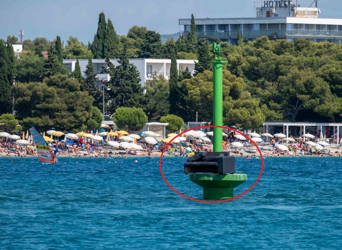 Netko je na pomorsko svjetlo kod Vodica montirao DVOSJED!