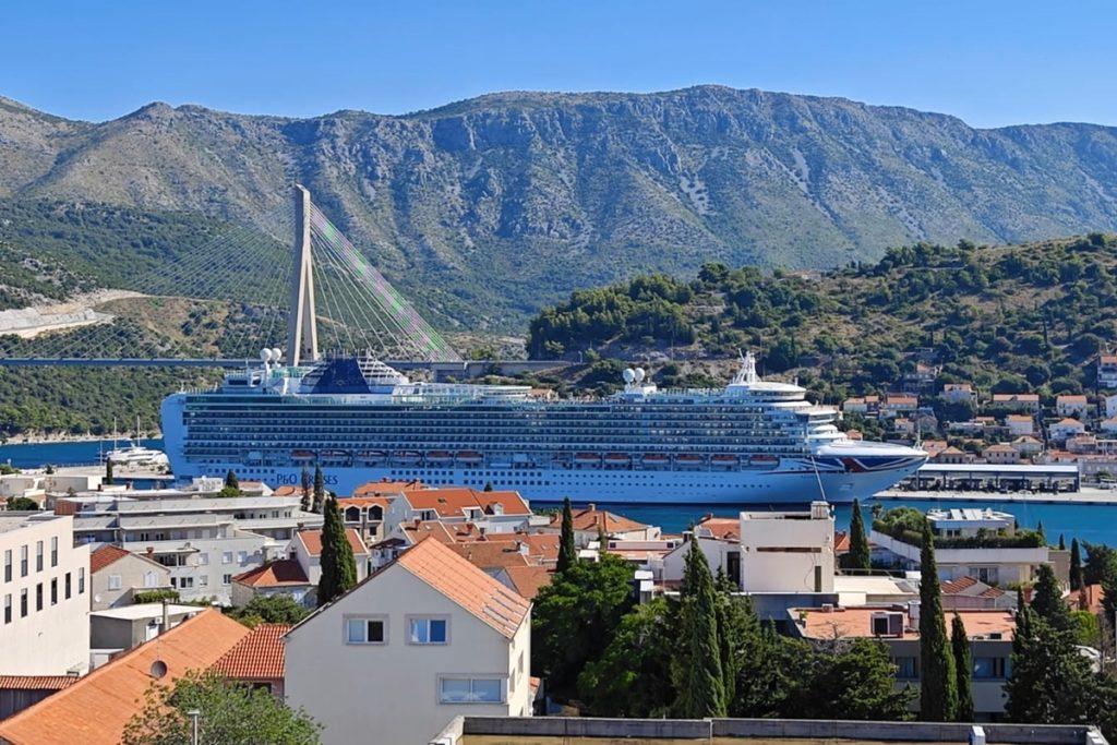 VIDEO Cruiser Azura gotovo sat i pol vremena pokušavao uploviti u luku