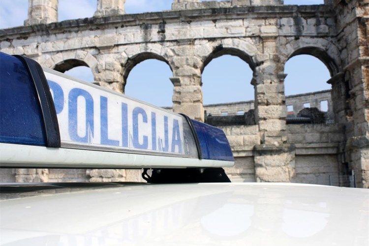 Mlate se po plaži - Jedan završio s teškim ozljedama u pulskoj bolnici