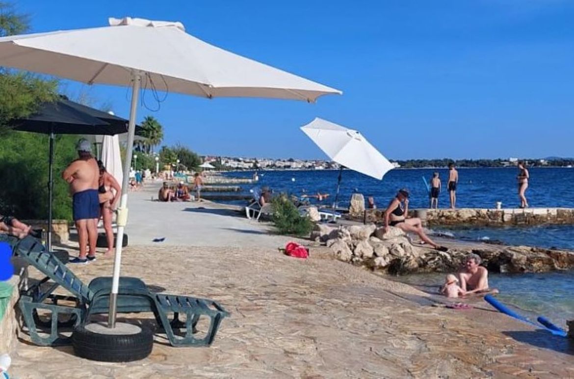 Probudili se i zadarski komunalni redari, pa pokupili par ručnika za rezerviranje mjesta