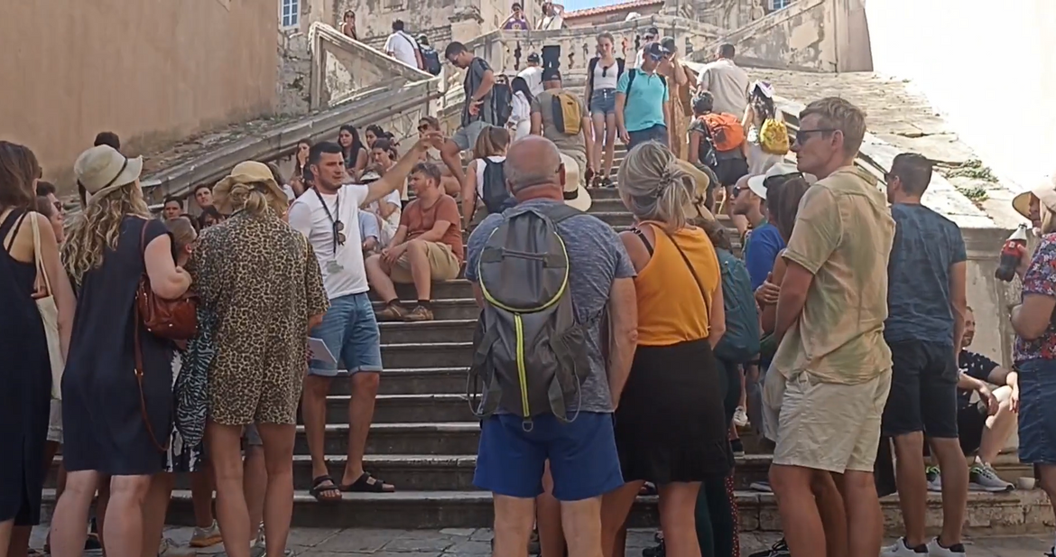 VIDEO Buka, glazba, kotačići, a sad i sjedenje na stepenicama - Što još smeta Dubrovčanima?