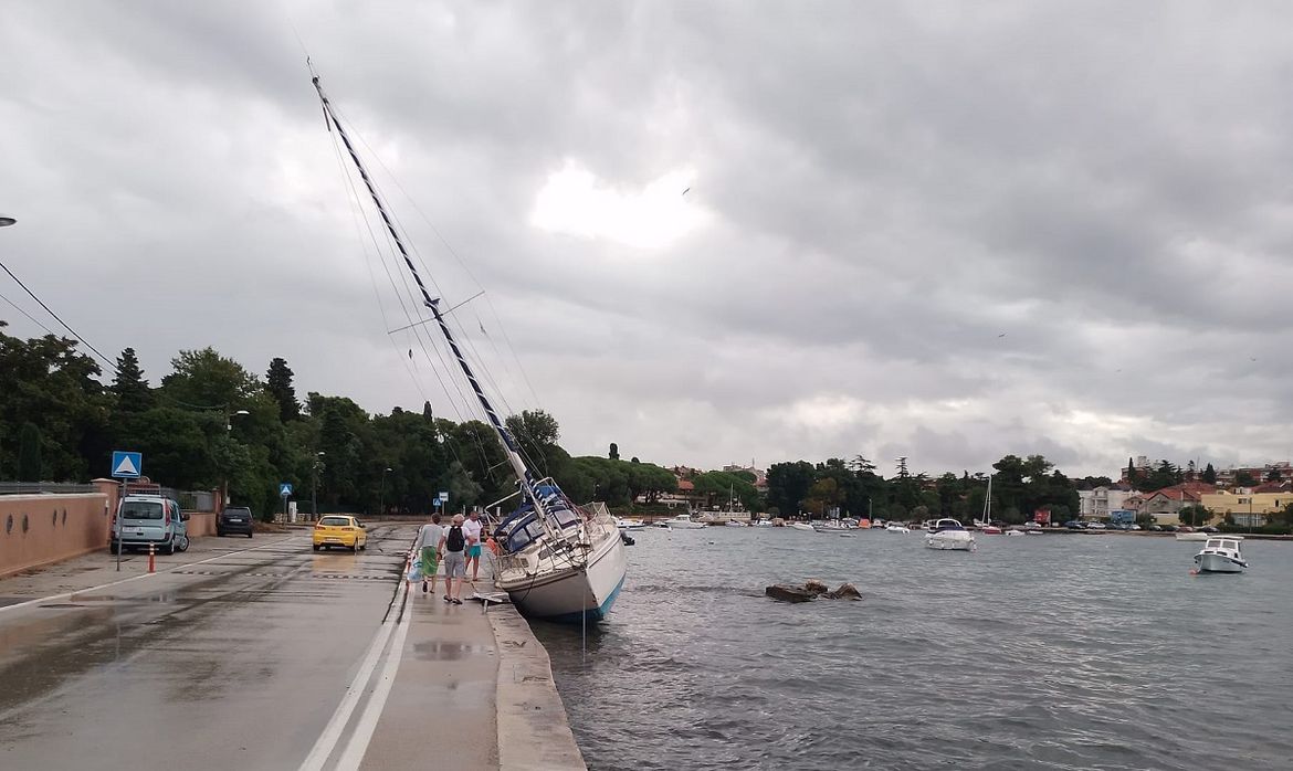 FOTO Jedrilica u Zadru nakon nevremena završila na stijenama: "Nije jedina"