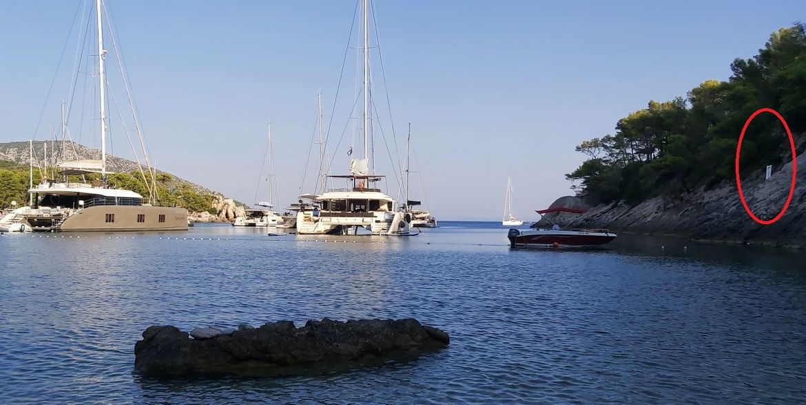 Čak 14 plovila usidreno ispred znaka za zabranu sidrenja u hvarskoj uvali!