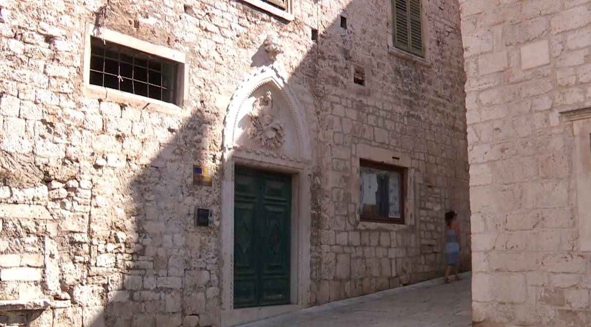 S palače Rosini u Šibeniku odlomio se kamen i ozlijedio turista