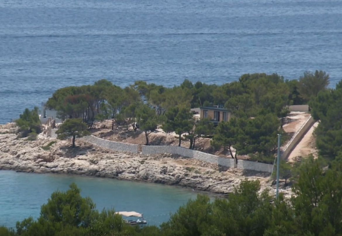 PRIPUZ DOBIO KAZNENE PRIJAVE! Mora srušiti ilegalne objekte na Murteru i platiti velike kazne