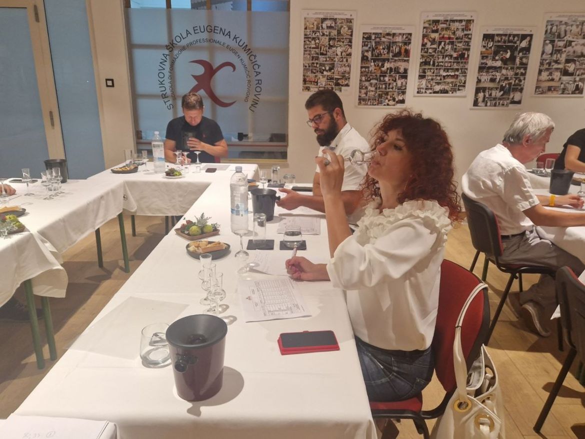 Ususret 2. GinIstri u Rovinju održano ocjenjivanje pristiglih uzoraka ginova