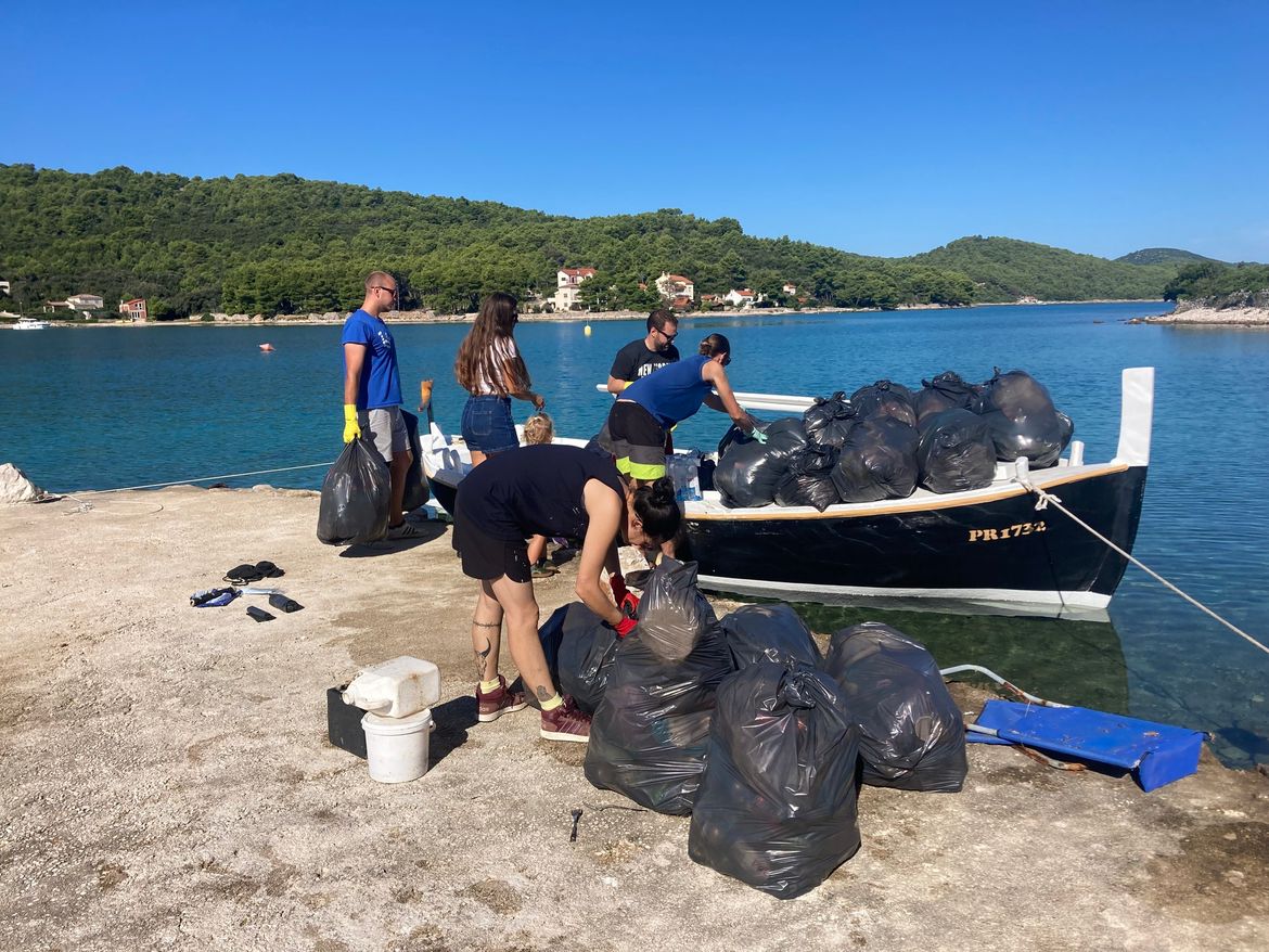 SITUACIJA S KANTOM ESKALIRALA Skupina mladih ljudi na Ižu očistila smeće
