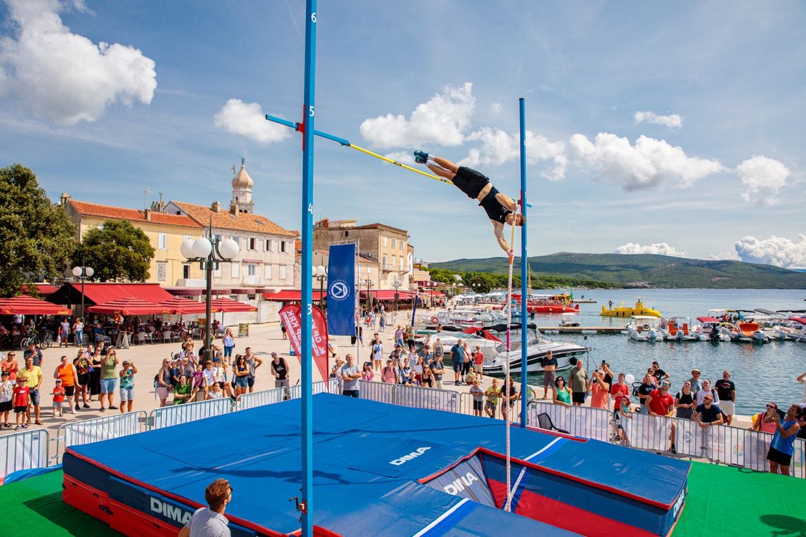 SKOČI NA KRK Na krčkoj rivi održano drugo natjecanje u skoku s motkom