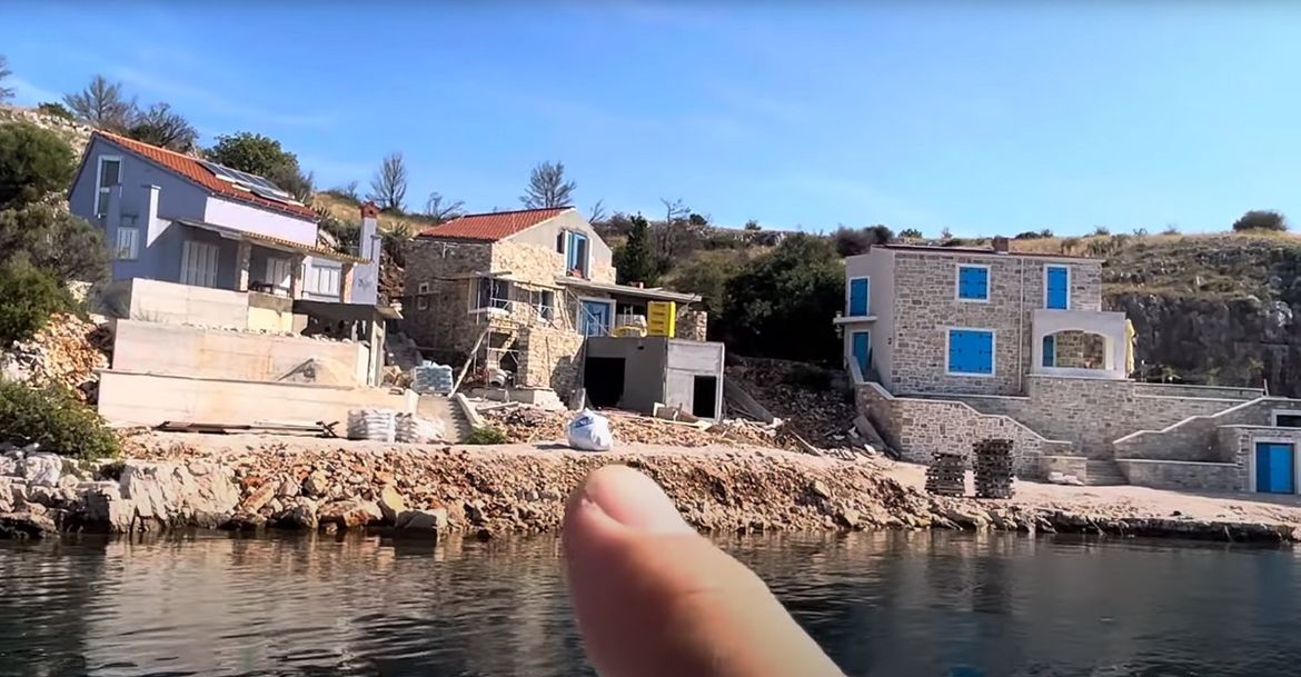 Tri kuće na otočiću Lavdari grade se uz pomorsko dobro koje se pritom uništava - Novinara koji ih je povezao s Kalmetom i Livakovićem, namlatili u Zadru