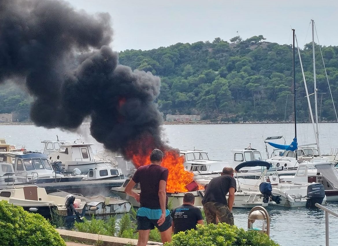 Policija: Za požar plovila isključen tehnički uzrok