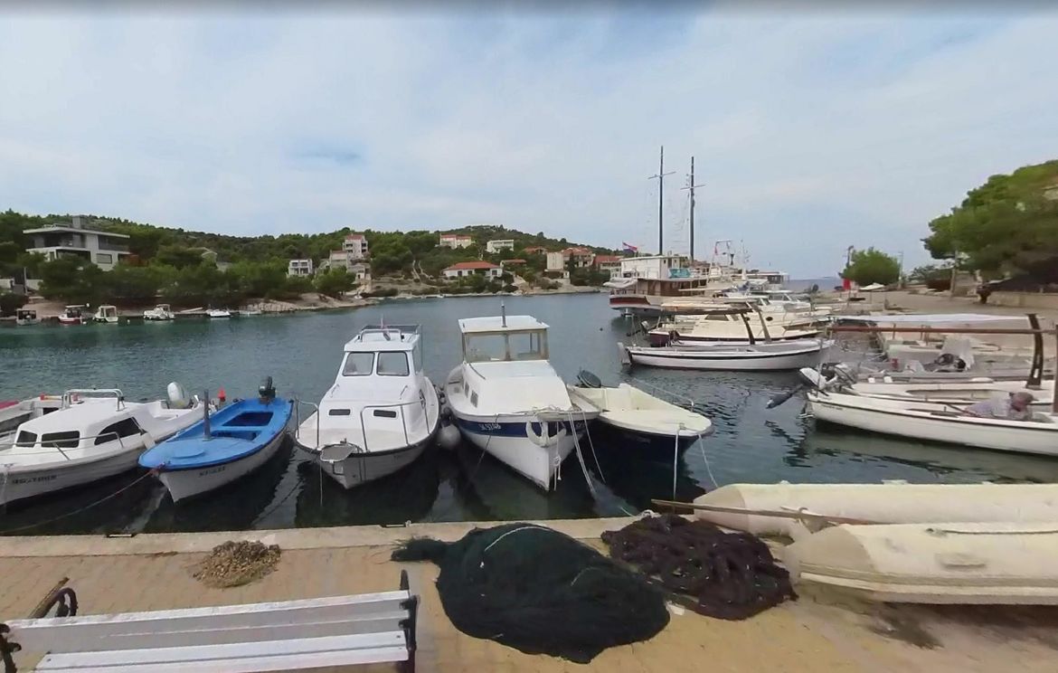 U Ražnju kod Rogoznice čovjeku s broda ukradeni dijelovi