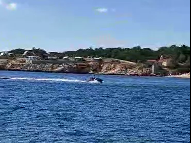 Pogledajte bezobraznog divljaka koji glisira među kupačima na Kvarneru