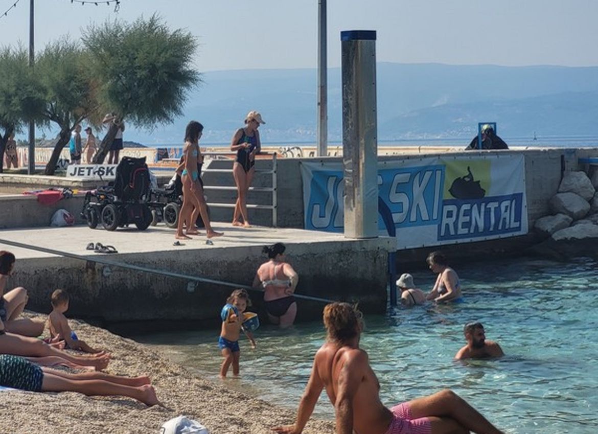 U Dugom Ratu postavljen već drugi lift za lakši ulazak u more osoba invaliditetom