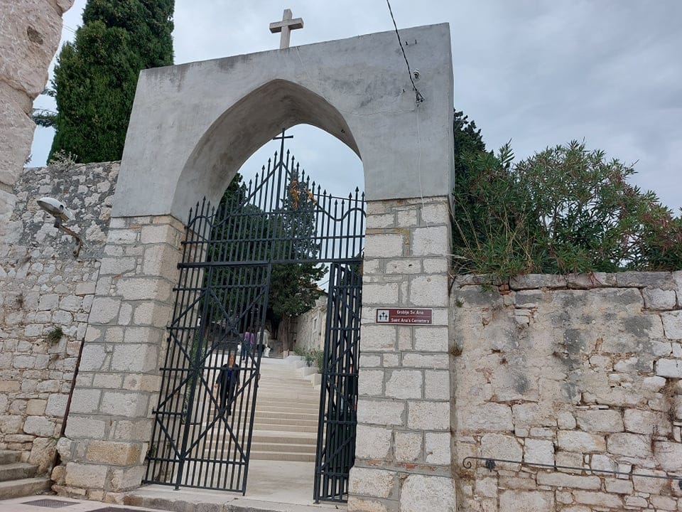 Ovo je groblje koje zaključava svoja vrata tijekom ljetne sezone  jer se turisti nemogu sudržati od prešetavanja. Napokon je ponovno otvoreno!