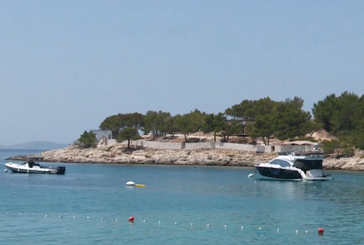 Kad će se srušiti Pripuzovo protuzakonito ruglo na Murteru?