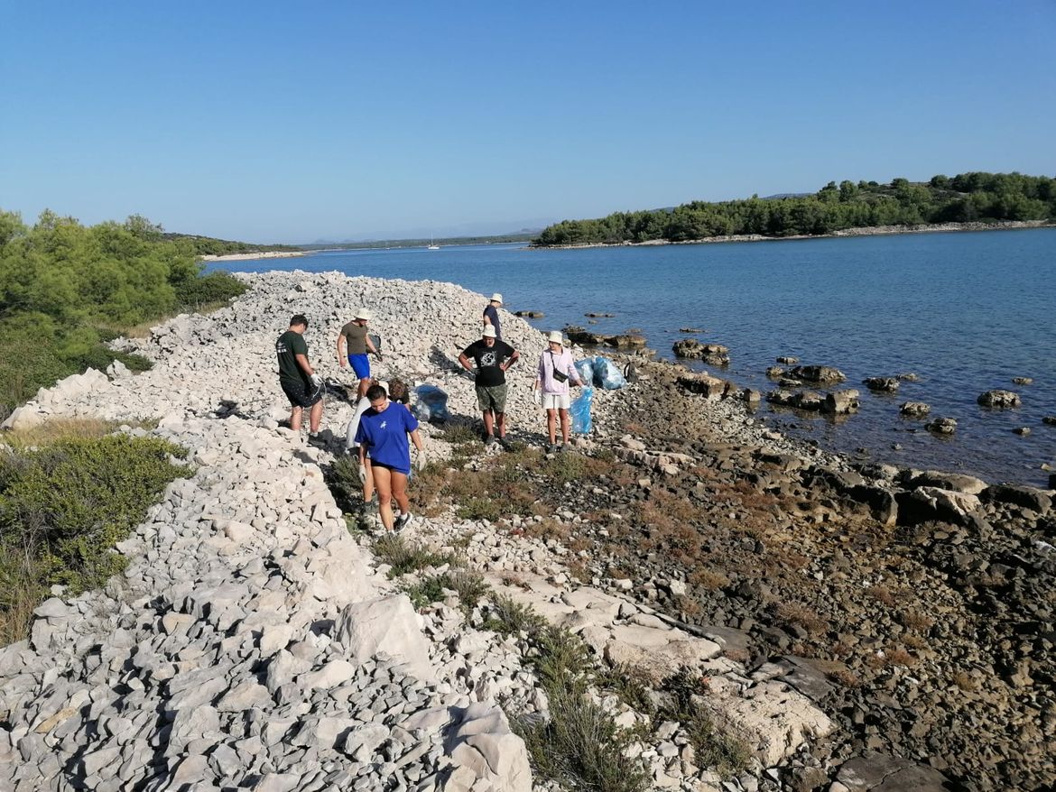 FOTO Mladi Europljani čistili Murterske škoje