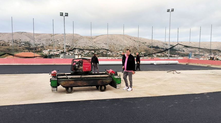 U Pagu se uređuje pomoćno nogometno igralište na Julovici