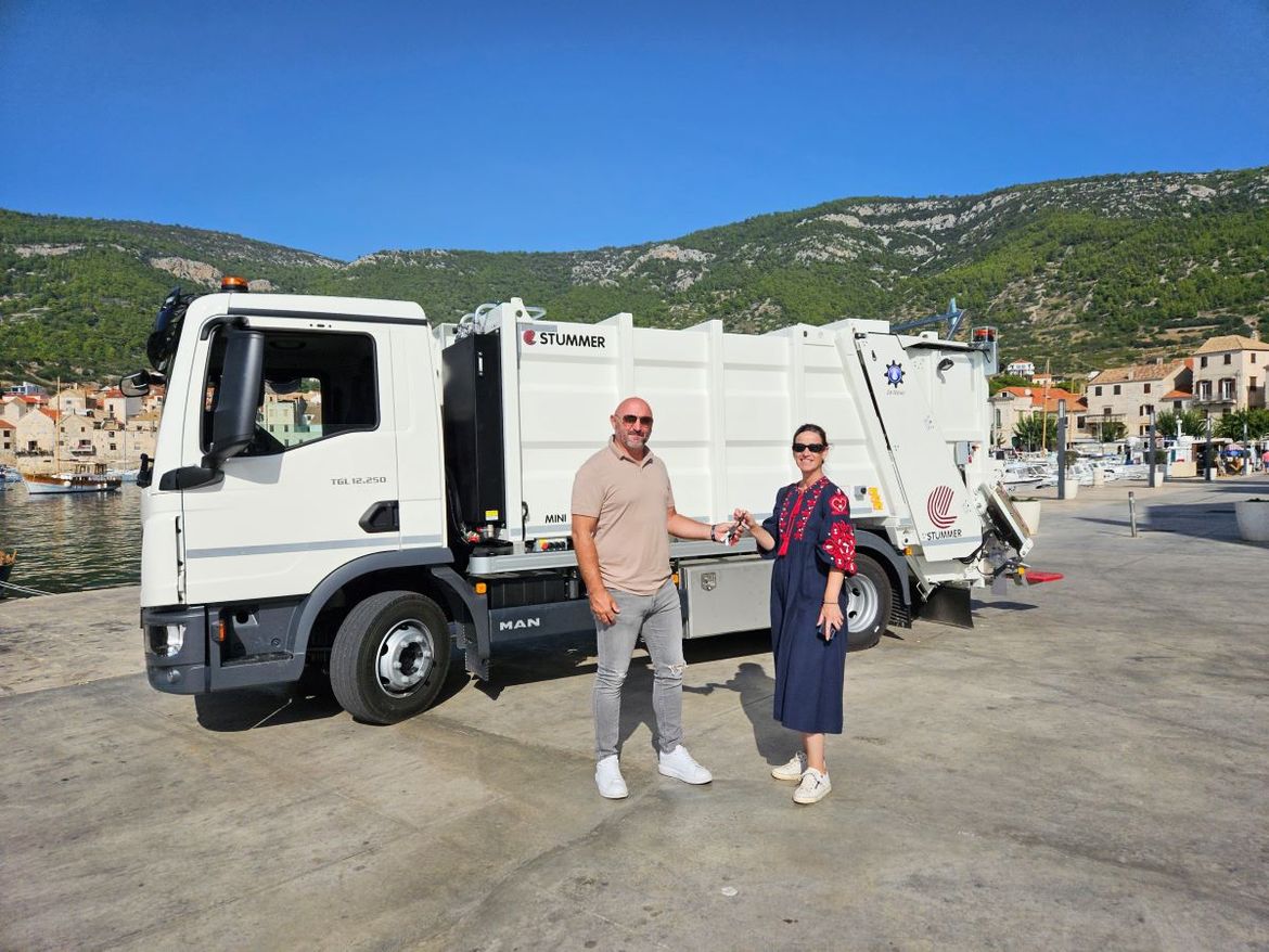 Gradu Komiži isporučeno novo specijalno vozilo za prikupljanje otpada