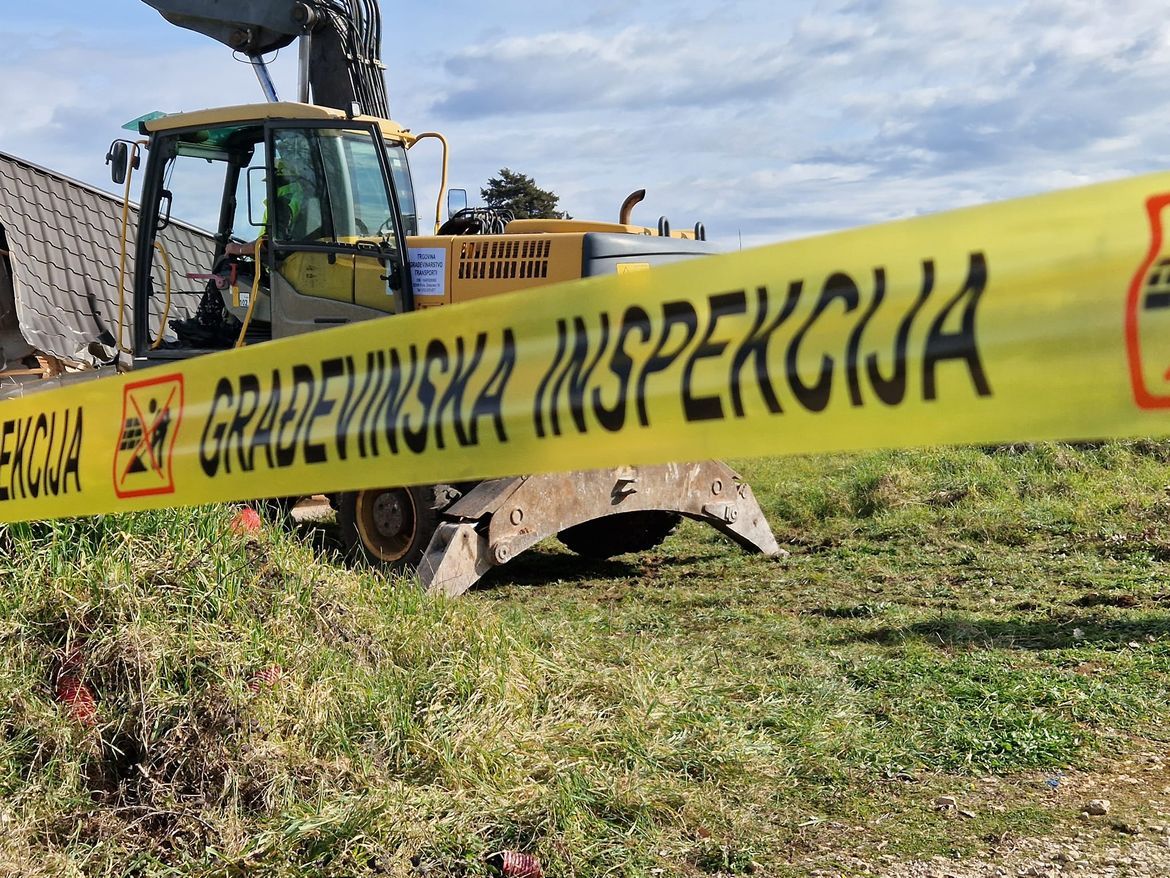 TRAŽI SE MEHANIZIRANA BOJNA U ISTRI Potraga za desecima bagera koji će ravnati bespravnu gradnju!