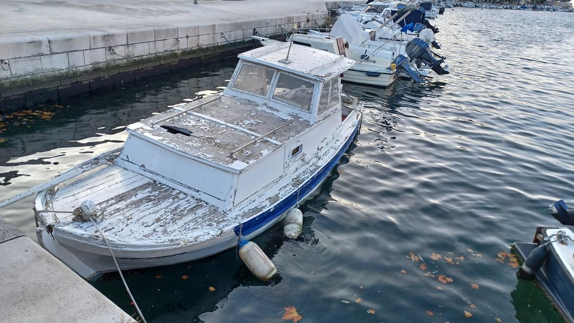 TRAŽI SE VLASNIK Pitanje je dana kad će ovaj nekoć dobar brod potonuti na dno mora