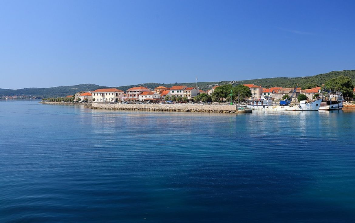 Po Pašmanu pijan vozio automobil s krivotvorenom registracijom