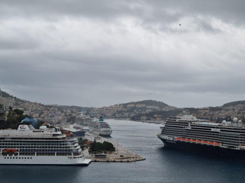 VIDEO Četiri kruzera uplovila u grušku luku