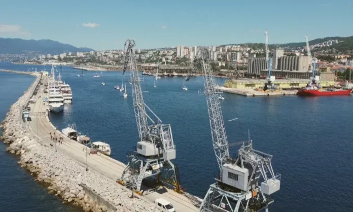 Riječke dizalice prkose jugu i buri te podsjećaju na neka davna vremena