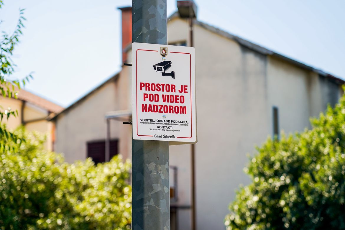 Šibenčanima stigla gomila kazni zbog kamera, pa prigovaraju: "Kažnjavaju ljude koji prelaze crveno, a auta nigdi u blizini" Grad: "Sad je pet puta manje prekršaja!"