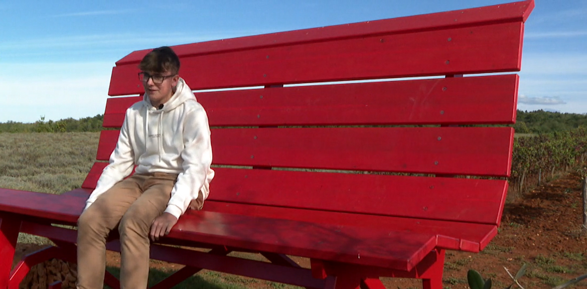 Prva hrvatska divovska klupa - U  malom istarskom selu, usred vinograda, lavande i smilja