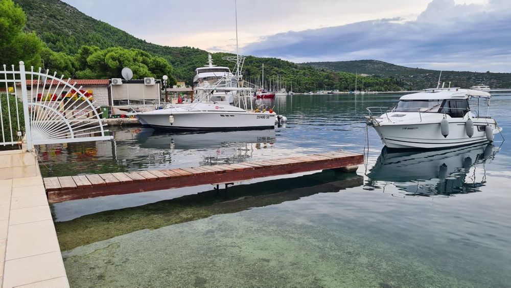 Uklonjen nezakonito postavljen mul ispred hotela Admiral u Slanom