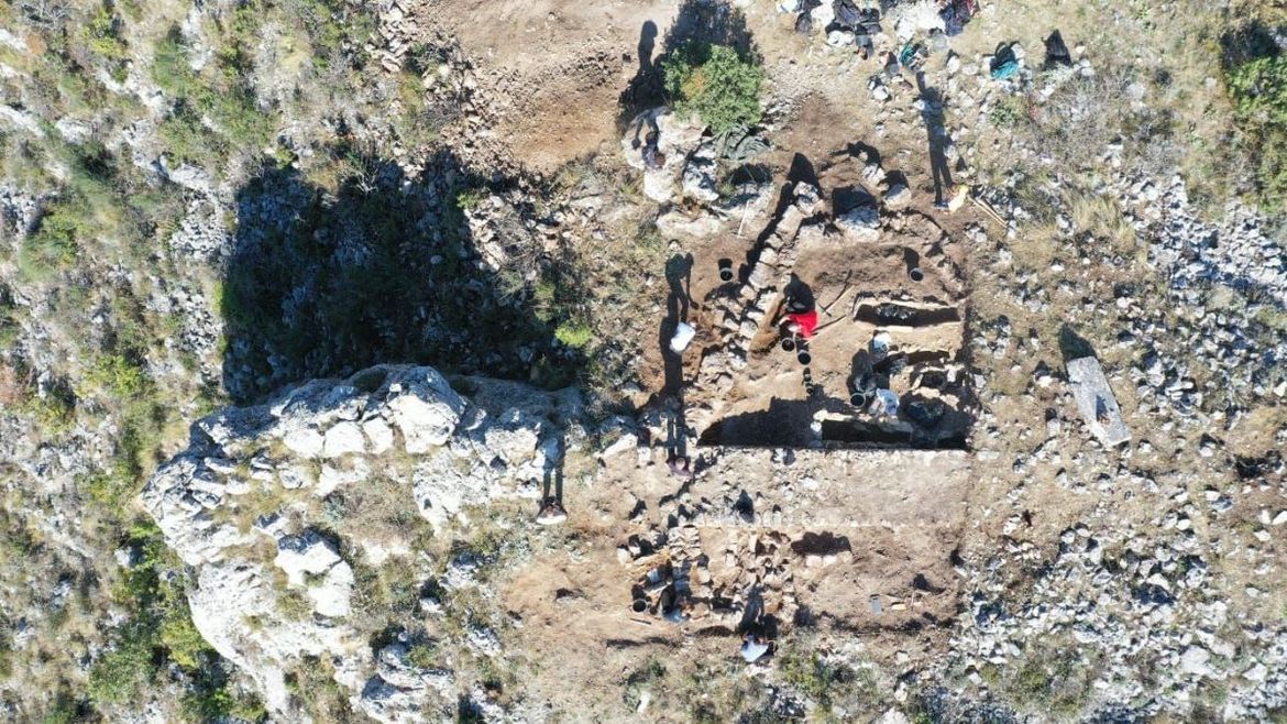 Brdo iznad Grebaštice prepuno zagonetki: Pronađeni ostaci bedema, grobovi, kameni ulomci...